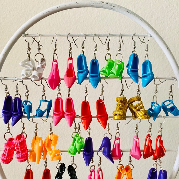 Adorable little Barbie Doll style shoe earrings- Barbie-Vintage Barbie-Kitsch - Picture 2 of 3